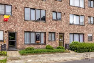 <p>Gelegen op een uitstekende en <strong>centrale locatie </strong>in het centrum van Lier vindt u dit op te frissen, <strong>gelijkvloerse </strong>appartement met <strong>2 slaapkamers </strong>en een bewoonbare oppervlakte van 86 m². Bij het betreden van het appartement komt u in de inkomhal, die toegang biedt tot de verschillende ruimtes. De lichtrijke leefruimte biedt toegang tot de geïnstalleerde keuken. Deze is uitgerust met toestellen, waaronder een koelkast met vriesvak, keramische kookplaat, dampkap, oven, spoelbak en tal van ingemaakte kasten. Verder bereikt u via de hal de volledig ingerichte badkamer, voorzien van een ligbad met douche functie, lavabomeubel. Apart toilet. Daarnaast beschikt het appartement over twee ruime slaapkamers, waarvan de kleine slaapkamer beurt toegang geeft tot het zonnige en ruime terras aan de achterzijde. Het appartement beschikt ook nog over een <strong>externe garagebox</strong>.</p><p>Extra troeven: <br />- <strong>EPC: 252 kWh/m²</strong> (C-score → <strong>GEEN</strong> renovatieverplichting) <br />- garagebox inbegrepen! <br />- Centrale ligging op wandelafstand van winkels, horeca en openbaar vervoer<br />- Woongebied, Gvkr, verdere stedenbouwkundige informatie in aanvraag. <br />- Maatregelenregister in aanvraag</p><p>Voor meer info ga naar www.coenenvastgoed.be of bel 03/375.82.92</p>