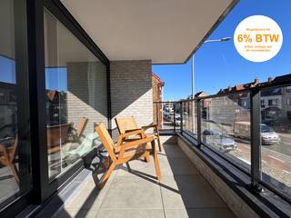 <strong>**OPENDEURDAG op woensdag 8 april 2026 van 15h - 17h!!**</strong><br /> <br />Dit energiezuinige, moderne nieuwbouwproject omvat 14 lichtrijke &amp; ruime doorloopappartementen met elk een eigen zonneterras/tuin en 1, 2 of 3 slaapkamers.<br />De oppervlaktes v/d appartementen variëren tussen 70m² en 97m².<br />Op het gelijkvloers bevindt zich ook een handelsruimte met maximale visibiliteit (= grote etalage).<br />Achterliggend bevinden zich 20 parkeerplaatsen.<br />Dit woonproject bevindt zich op een <strong>TOPLOCATIE te St-Andries</strong>, nl. op wandelafstand van alle faciliteiten (o.a. winkels, openbaar vervoer, invalswegen, scholen, Brugge centrum, Tilleghem bos, Koude Keuken...).<br /><br /><strong>*Appartement 1.01*</strong> is een ruim appartement (1°V) met prachtige lichtinval, 1 slaapkamer en terras achteraan.<br />Oppervlakte: 72m<sup>2</sup>.<br />Comfortabele indeling: inkomhal, open keuken, ruime leefruimte met groot schuifraam naar het terras, badkamer, slaapkamer en berging/wasplaats.<br />Het appartement kan afgewerkt worden naar uw smaak! Badkamer, keuken, vloeren... kunnen door de klant gekozen worden.<br /><br />Aan de achterzijde van het gebouw bevinden zich 20 staanplaatsen.<br />Elk appartement dient een staanplaats aan te kopen.<br />Tevens is er ook een fietsenstalling achteraan het gebouw.<br />Daarnaast kan er ook een kelderberging aangekocht worden.<br /><br />De appartementen worden uiterst energiezuinig gebouwd (E-peil 30) en voorzien van o.a.: superisolerend dubbel glas, zonnepanelen, warmtepomp, vloerverwarming, ventilatiesysteem,...<br />Er zijn ook 2 liften voorzien in het gebouw.<br /> <br />Kortom: trendy en kwalitatieve appartementen, afgewerkt op uw maat, waar u zorgeloos kan genieten! <br /><br />Prijs appartement 1.01: 325.000 EUR (excl. kosten).<br />Prijs staanplaats: 20.000 EUR (excl. kosten)<br />Prijs kelderberging: 5.000 EUR (excl. kosten)<br />Verkoop onder BTW-stelsel.<br />! Mogelijkheid tot 6% btw indien voldaan wordt aan de voorwaarden !