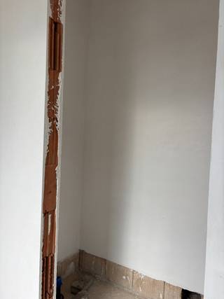 De woning 130 m² bestaat op het gelijkvloers uit een ruime leefruimte, die via een grote schuifraam uitgeeft op de tuin. Verder heeft men een aparte keuken, berging en gastentoilet. De verdieping is ingedeeld in 3 slaapkamers van respectievelijk 13 m², 11m² en 8 m², gastentoilet en badkamer. <br /><br />Extra troef is de zeer ruime garage 36 m² (inbegrepen in de prijs) in de kelderverdieping, die rechtstreeks toegang heeft tot de woning en nog ruimte biedt voor fietsen en dergelijke te stallen. Verder heeft het een mooie ruime tuin van 107 m² en is het zeer energiezuinig (E-peil E30).<br /><br />De woning is volledig af te werken naar eigen smaak aan de hand van het lastenboek (inbegrepen in de prijs). <br /><br />Verkoop mogelijk onder 6% BTW !<br /><br />Plan snel uw bezoek in via 03/309.00.00 of www.immovdl.be