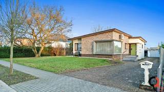 Prachtig gelegen eengezinswoning op het Laar in TessenderloDe indeling is als volgt:+ Inkomhal met ingemaakte kastenwand+ WC met handenwasser en...