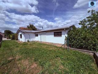 <p><span>ZEER GOED GELEGEN BUNGALOW TE ATEMBEKE</span></p><p><span>Vraagprijs : 175.000 euro</span></p><p><span>Deze zeer goed gelegen chalet/woning is gelegen in een mooie omgeving.</span></p><p><span>De straatbreedte is +- 18m.</span></p><p><span>De woning heeft nu een inkomhal, living, keuken, 3 kamers en een badkamer.</span></p><p><span>De woning dient volledig gerenoveerd te worden.</span></p><p><span>Epc E (renovatieverplichting).</span></p><p><span>Er zijn momenteel 2 garages.</span></p><p><span>Eveneens is er een leuk tuintje.</span></p><p><span>De woning wordt verwarmd met propaangas.</span></p><p><span>De electriciteit dient volledig vernieuwd te worden.</span></p><p><span>De woning kan gerenoveerd worden of als projectgrond gebruikt worden m.a.w. als bouwgrond.</span></p><p><span>Aarzel niet en bel voor een afspraak naar: 0475/51.40.73 of email <span>sven@svena.be</span></span></p><p><span>Stedenbouwkundig uittreksel/inlichtingen in aanvraag!</span></p><p><span>Deze gegevens zijn louter informatief en wij kunnen niet aansprakelijk gesteld worden voor eventuele onjuistheden.</span></p><p><span>De bewoonbare oppervlakte is slechts indicatief.</span></p><p><span> </span></p>