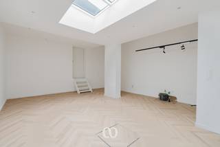 Ben jij op zoek naar een recent gerenoveerde woning met veel lichtinval en tal van mogelijkheden? Gevonden!<br /><br />De moderne renovaties, de ruime kamers en de mogelijkheid om de woning verder af te werken naar eigen smaak zijn slechts enkele van de vele troeven van deze woning. Bovendien krijg je als koper nog de kans om zelf keuzes te maken voor onder andere de keuken, chauffage en binnendeuren, zodat je van deze woning echt jouw thuis kan maken.<br /><br />INDELING:<br /><br />GLV:<br />Via de inkomhal kom je terecht in de lichtrijke woonkamer en eetplaats, waar grote raampartijen zorgen voor een aangename sfeer en veel natuurlijk licht. Aansluitend bevindt zich de ruimte voorzien voor de keuken, die nog volledig naar eigen wens ingericht kan worden. Achter de keuken en eetplaats bevindt zich bovendien nog een grote bergruimte/loods, ideaal als opslagplaats, hobbyruimte of werkruimte.<br /><br />1eV:<br />Op het eerste verdiep bevindt zich de badkamer en een zeer ruime slaapkamer, die eenvoudig kan opgesplitst worden om een extra slaapkamer, dressing of bureau te creëren.<br /><br />2eV:<br />De tweede verdieping beschikt over een grote slaapkamer met tal van mogelijkheden.<br /><br />Deze woning is ideaal voor wie op zoek is naar een grotendeels gerenoveerde woning die nog verder afgewerkt kan worden naar eigen stijl en voorkeur.<br /><br />Zie jij jezelf hier al wonen? Neem vandaag nog contact met ons op voor meer informatie of een bezoek ter plaatse.