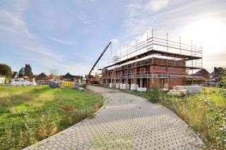 Deze BEN-woning is gelegen in een zijstraat van de invalsweg richting Ronse komende van Brakel, treft men deze gloednieuwe verkaveling! Dit op slechts 5 minuten van het bruisende stadscentrum van Ronse, met tal van horeca- en handelszaken, scholen en openbaar vervoer.<br /><br />In zijn totaliteit worden hier 15 hedendaagse BEN-woningen (reeds 2 verkocht) gerealiseerd, een <strong>verkeersluwe wijk</strong> die enkel toegankelijk is voor bewoners en een gezellige woonomgeving geniet door de gemeenschappelijke groenzone. Er is voldoende parkeergelegenheid in de wijk aanwezig, doordat er maar liefst <strong>32 privatieve carports</strong>, 8 privatieve parkeerplaatsen en parkeerplaatsen voor bezoekers voorzien worden.<br /><br />De woning is ingedeeld als volgt: ruime inkomhal, apart toilet,  een open leefruimte met keuken en een aparte bergruimte. Op het 1ste verdiep zijn er <strong>3 slaapkamers</strong>, een badkamer, de nachthal, een apart toilet en een technische berging aanwezig. Verder is er nog een privatieve tuin met terras! <strong>Inbegrepen is 1 privatieve carport!</strong><br /><br />Maak snel een afspraak en ontdek alle details, bovendien heeft u als koper ook inspraak in de materiaalkeuze van oa. de badkamer, keuken, betegeling...<br />Interesse? Contacteer Kyamo De Smet: 0479 06 13 71