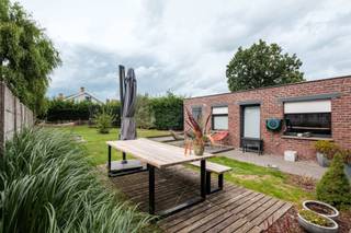 Nabij de dorpskern van Ursel vinden we deze unieke woning terug. Benieuwd wat er achter deze karaktervolle, brede gevel schuilgaat?<br />In de nabije omgeving vinden we alles terug zoals school, winkels, openbaar vervoer en bovendien geniet je van een vlotte verbinding richting de autostrade. <br /><br />De woning is ingedeeld als volgt: <br />Gelijkvloers: ruime inkomhal - 1e gelijkvloerse kamer (deze kan dienst doen als bureauruimte, praktijkruimte of als slaapkamer, ...) - leefruimte met zithoek en eetplaats - keuken voorzien van alle toestellen en 2e eetplaats - toegang tot de kelder die extra bergruimte biedt - berging/wasplaats - badkamer (voorzien van dubbele lavabo, toilet en douchebad) <br /><br />1e verdieping: 3 ruime slaapkamers - afzonderlijk toilet - zeer ruime overloop met meerdere mogelijkheden zoals bureauruimte/dressing/... <br /><br />2e verdieping: zolderverdiep die ingericht kan worden als ruime master bedroom of opgedeeld kan worden tot meerdere kamers <br /><br />Buitenaanleg: terras - 2 buitenbergingen - aangelegde, omheinde tuin waar het steeds genieten is in het zonnetje<br />Verder is er nog een garage met zolderruimte die zorgt voor extra bergruimte <br /><br />Benieuwd om deze woning vol troeven te ontdekken?<br />Contacteer Bonne Vastgoed 7 op 7 via 050/73.73.73 of info@bonnevastgoed.be voor meer info of bezoek ter plaatse.