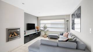 Deze ruime woning is ideaal gelegen in het centrum van Heist-aan-Zee, op wandelafstand van de vernieuwde markt, het station, alle winkels én het strand. Alles wat je nodig hebt, ligt letterlijk om de hoek.<br /><br />De woning werd stevig gebouwd en beschikt over betonnen verdiepingen, wat zorgt voor een solide en duurzame basis. Op het gelijkvloers een gezellige woonkamer met directe toegang tot de achterliggende tuin. En wat voor een tuin! Een schitterende buitenruimte met veel plaats, meerdere zonneterrassen en achteraan een praktische berging of hobbyruimte. Verder vind je op het gelijkvloers een open keuken met aansluitend een handige berging. <br /><br />Op de eerste verdieping bevinden zich twee volwaardige slaapkamers en een ingerichte badkamer. Via een vaste trap bereik je de dakverdieping, waar zich een prachtige masterbedroom bevindt. Een echte eyecatcher: ruim, licht en ideaal als rustige privéverdieping.<br /><br />Deze woning combineert een leuke ligging aan zee, een aangename indeling en een uitzonderlijke tuin in het centrum – een zeldzame troef in Heist-aan-Zee.<br /><br />👉 Benieuwd naar meer? Kom deze woning ontdekken na afspraak met Willem Cauwels op TEL 050.89.27.70