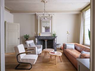 La Maison du Juge, datant du milieu du XIXᵉ siècle, est une propriété particulièrement spacieuse et pleine de caractère, située au centre de Lievegem, à seulement 20 minutes de Gand.<br /><br />La maison offre une expérience de vie authentique avec cinq chambres, deux salles de bains et une surface habitable d’environ 316 m², implantée sur un terrain de 650 m².<br /><br />Ce bien historique, doté de confort moderne, séduit par son style de caractère avec la préservation des sols carrelés d’origine, des parquets et des poutres authentiques.<br /><br />Le jardin arboré, avec un carport pour deux voitures et un abri de jardin à l’arrière, offre un cadre de vie privé et paisible. Grâce à sa situation au cœur du village, vous profitez de la proximité urbaine sans compromettre votre intimité.<br /><br />Un lieu de vie calme et unique au cœur de Lievegem, avec une connexion directe vers Gand.