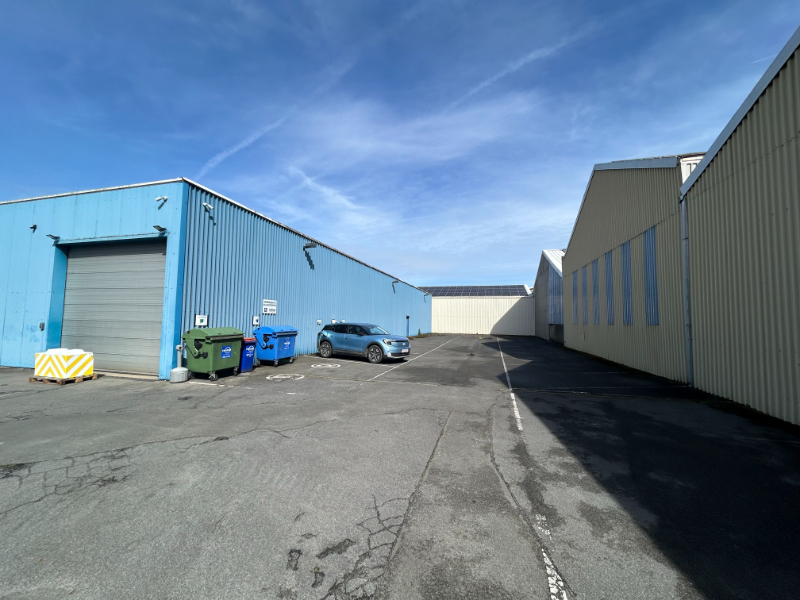 Polyvalent bedrijfspand met uitstekende visibiliteit &amp; ruime parking – Gent (Havengebied) - photo 5