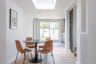 <p>Ruime gezinswoning met 4 slaapkamers en tuin in Gentbrugge<br /><br />Deze ruime en lichtrijke woning is gelegen in de Kerkstraat 182 te Gentbrugge, een aangename woonomgeving op korte afstand van Gent centrum.<br />Dankzij de ligging geniet u van een uitstekende bereikbaarheid met zowel de wagen als het openbaar vervoer. <br />De woning bevindt zich bovendien op een interessante locatie nabij het bruisende centrum van Gentbrugge, met gezellige horeca en winkels binnen handbereik. <br />Ook de verbinding naar Gent centrum, de R4 en belangrijke invalswegen is vlot bereikbaar. Voor wie graag geniet van groen en ontspanning bevinden onder andere het Gentbrugse Meersen en verschillende wandel- en fietsroutes zich in de omgeving.<br /><br />Bij het binnenkomen van de woning komt u terecht in een inkomhal. Vervolgens bereikt u de ruime woonkamer, waar het grote raam zorgt voor een overvloed aan natuurlijke lichtinval.<br />Aansluitend loopt u verder naar de volledig vernieuwde, open keuken. <br />Deze moderne keuken is perfect geïnstalleerd en biedt alle hedendaagse comfort. Dankzij de dakkoepel en de grote schuifdeur naar de tuin geniet ook deze ruimte van bijzonder veel licht. Via de schuifdeur bereikt u de ruime en gezellige stadstuin. <br />Achteraan bevindt zich bovendien een praktisch tuinhuisje, ideaal voor extra opbergruimte.<br /><br />Op de eerste verdieping bevindt zich de badkamer, ingericht met een ligbad en een dubbel lavabo-meubel. <br />Daarnaast is er een aparte ruimte voorzien met douche. Verder vindt u op deze verdieping een apart toilet en de eerste slaapkamer.<br />Het tweede verdiep zijn er nog twee ruime en lichtrijke slaapkamers.<br /><br />Via een aparte deur met trap bereikt u het derde verdiep. <br />Hier bevindt zich nog een extra ruime kamer die perfect kan ingericht worden als vierde slaapkamer. <br />Deze verdieping biedt ook mogelijkheden als extra bureauruimte, hobbyruimte of praktische berging.<br /><br />Troeven van deze woning:<br />• Ruime woning met veel natuurlijke lichtinval<br />• 4 mogelijke slaapkamers<br />• Nieuwe, volledig uitgeruste open keuken<br />• Grote schuifdeur naar de tuin<br />• Aangename stadstuin met tuinhuis<br />• Badkamer met ligbad, dubbele lavabo en aparte douche<br />• Ruime zolderverdieping met extra mogelijkheden<br />• Goede bereikbaarheid richting Gent centrum en R4<br />• Gelegen in een aangename woonomgeving in Gentbrugge<br /><br /><br />Voor meer informatie of een bezoek, contacteer Thomas via thomas@vicusvastgoed.be of op het nummer 0474 26 27 58.</p>