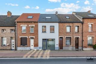 <p>Welkom bij dit veelbelovende pand in Temse! Dit huis biedt fantastische mogelijkheden voor gezinnen of investeerders die op zoek zijn naar een flinke renovatiekans in een uitstekende locatie. Met 3 ruime slaapkamers beschikt deze woning over meer dan voldoende ruimte voor het hele gezin.</p><p>De begane grond presenteert zich met een groot, open woongedeelte met hoge plafonds en natuurlijk licht. De gezellige zithoek nodigt uit tot ontspanning, terwijl de moderne keuken met inbouwapparatuur en houten fronten perfect bruikbaar is. Het pand beschikt ook over voorbereidingen voor een badkamer.</p><p>De eerste verdieping herbergt twee comfortabele slaapkamers met heldere ramen en laminaatvloeren, elk met voldoende ruimte voor meubilair en persoonlijke inrichting. Bovenop het dak bevindt zich nog een aantrekkelijke zolderruimte met dakvensters die ideaal is voor een derde slaapkamer, kantoor of opslagruimte.</p><p>De achterzijde biedt een ondersteund terras en een volle, omheinde tuin met veel potentieel voor uitbreiding of ontspanning.</p><p>Gelegen in het levendige Temse, dicht bij winkels, scholen en openbaar vervoer. Dit huis is ideaal voor wie kwaliteit en locatie zoekt. Laat deze unieke kans niet voorbijgaan!</p><p>De woning leent zich ook om er terug een handelsfunctie aan te geven.</p><p>Voor meer informatie of een bezichtiging, neem contact op via emanuel.durinck@immo-zone.be of op het nummer 0486 03 00 10. </p>