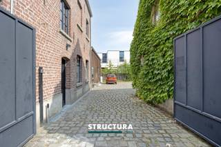 Schuur met potentieel tot woning op topligging in Walfergem (Asse). Bent u op zoek naar een uniek renovatieproject met tal van mogelijkheden? Dan is deze constructie, momenteel ingericht als schuur, beslist een bezoek waard. Het gebouw is gelegen op een perceel van 2 are 52 centiare en beschikt over een ruime gevelbreedte van circa 12,80 meter en een perceeldiepte van ongeveer 22 meter. Recht van overgang op de toegang naar de woning links van de eigendom.Dankzij deze interessante afmetingen vormt het pand een uitstekende basis voor de realisatie van een eengezinswoning (onder voorbehoud van de vereiste vergunningen). Een belangrijke troef is dat de gemeente reeds een gunstig principieel oordeel heeft gegeven voor de functiewijziging van handelswoning naar woning, wat interessante perspectieven biedt voor kandidaat-renoveerders of zelfbouwers. Het pand beschikt over een EPC-label F, waardoor de energetische renovatieverplichting van toepassing is. De koper dient het gebouw binnen de zes jaar na de notariële akte energetisch te renoveren tot minstens EPC-label D, overeenkomstig de geldende Vlaamse regelgeving. Niet opgenomen in het maatregelenregister. De ligging is bovendien uitstekend: in het landelijke Walfergem (Asse), met een vlotte verbinding naar het centrum van Asse, Brussel en de belangrijke invalswegen. Winkels, scholen en openbaar vervoer bevinden zich eveneens in de nabije omgeving. Wenst u meer informatie of een bezoek ter plaatse? Contacteer Structura op 02/460.80.46 of info@structura.be