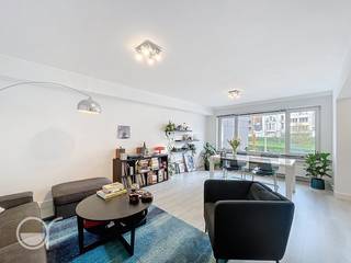 OPGELET: om dit pand te huren of bezichtigen vragen wij steeds eerst een virtueel bezoek te brengen aan het pand. Ga hiervoor naar www.rosseel.be en vul de referentie XH547 in in het veld ‘zoek’ bovenaan rechts. Kies dan ‘360°’. De website helpt je nu verder voor de volgende stappen.<br /><br />Ontdek dit appartement gelegen op de eerste verdieping aan de Bijloke, vlakbij invalswegen, openbaar vervoer, Sint-Pietersstation. Het appartement omvat een inkomhal, aangename woonkamer met volledig geïnstalleerde keuken, gastentoilet, badkamer voorzien van ligbad met douche en dubbele wasbak, twee slaapkamers en terras. Een autostaanplaats en kelderberging zijn bovendien ook inbegrepen in deze huurprijs.<br /><br />De maandelijkse kosten (voorschot) bedragen 180 euro voor: water, sanitair warm water, gas (verwarming) , conciërgie en gemeenschappelijke kosten. Elektriciteit is zelf af te sluiten.<br /><br />Het appartement is beschikbaar vanaf 01/08/2026.