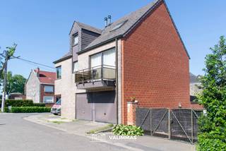 VALIMMAS verkoopt nabij het centrum van Asse deze rustig en residentieel gelegen opbrengsteigendom met 3 appartementen en garage...    

Appartement A1 (± 61m² + terras, gelijkvloers) omvat een inkomhal, een living, een ingerichte keuken, een berging/wasplaats, een badkamer met ligbad, één slaapkamer en een ommuurd terras (± 10m²). EPC: 245 kWh/m² - energielabel C (UC: 20260502-0003860558-RES-1). Thans verhuurd sedert 26/09/2017 mits € 580,29 + lasten € 20/maand.   

Appartement A2 (± 90m² + terras, duplex rechts) omvat een inkomhal, een toilet, een living met toegang tot het terras (± 3m²), een ingerichte keuken, een badkamer met ligbad, en twee slaapkamers.  EPC: 359 kWh/m² - energielabel D (UC: 20260502-0003860569-RES-1). Thans verhuurd sedert 14/06/2017 mits € 938,53 + lasten € 25/maand.   

Appartement A3 (± 96m² + terras, duplex links) omvat een een inkomhal, een toilet, een living met toegang tot het terras (± 3m²), een ingerichte keuken, een badkamer met ligbad, en drie slaapkamers. EPC: 175 kWh/m² - energielabel B (UC: 20260502-0003860572-RES-1). Thans verhuurd sedert 19/12/2019 mits € 750 + lasten € 25/maand.    

Nog op het gelijkvloers: de gemeenschappelijke inkomhal, een dubbele garage en 2 bergplaatsen (elk ± 3m²), en een autostandplaats voor 1 (bestel)wagen in het voortuintje.    

Actuele huuropbrengst = € 2.268,82/maand = € 27.226 per jaar. 
Rustig gelegen nabij het centrum van Asse, met alle centrumfuncties binnen wandelafstand – Mobiscore 8,9/10 !