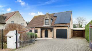 Deze stijlvolle villa is gelegen in Knokke-Heist, op wandelafstand van de zeedijk. Een uitzonderlijke combinatie van privacy, comfort en een...