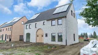 Prachtige landelijke en energiezuinige (E-peil: -3!) nieuwbouwwoning (HOB) op een perceel van 5A 50CA op een boogscheut van de jachthaven van het kanaal naar Beverlo in Leopoldsburg.<br /><br /><strong>Indeling</strong><br /><br /><span>Gelijkvloers<br /></span>+ Inkomhal met trap in rubberwood naar de bovenverdieping<br />+ Apart gastentoilet met handenwasser<br />+ Leefruimte bestaande uit zithoek en eethoek<br />+ Aangrenzende volledig geïnstalleerde (vaatwasser, keram. kookplaat, dampkap, combi-oven, koelkast) open keuken met keukeneiland met toogje met zicht en toegang tot de tuin<br />+ Berging / wasplaats<br /><br /><span>Verdieping 1</span><br />+ Nachthal met trap naar de zolderverdieping<br />+ Master bedroom met inloopdressingruimte<br />+ Slaapkamer 2<br />+ Badkamer met alle comfort (wc, inloopdouche, lavabomeubel met dubbele lavabo en spiegel met indirecte verlichting)<br /><br /><span>Zolderverdieping<br /></span>+ Nachthal<br />+ Slaapkamer 3 (in laatste faze van inrichting)<br />+ Slaapkamer 4 (in laatste faze van inrichting)<br /><br /><strong>Extra info</strong><br />+ Balansventilatie systeemtype D<br />+ Zonnepanelen installatie<br />+ CV op aardgas middels vloerverwarming<br />+ RW-recuperatiesysteem aanwezig (wc's en buitenkraan)<br />+ Elektrische installatie conform het AREI<br />+ E-peil: -3 --> zeer energiezuinig<br /><br /><strong>Prijsgegevens</strong><br />Grondaandeel bedraagt 128.935,00 € + verkooprechten: 12% = 144.407,20 €<br />Constructie-aandeel bedraagt 271.063,50 € + BTW: 21% = 327.986,80 €<br />Totaal: 472.394,00 € excl. aansluitingskost nutsvoorziening en riolering (6.032,00 €)<br /><br /><strong>Ligging</strong><br />Deze woning is gelegen in Leopoldsburg op een paar minuten van de jachthaven en het treinstation, alsook in de nabijheid van winkels, scholen en openbaar vervoer.