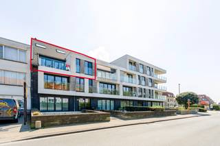 <p><strong>Te koop: stijlvol appartement met 2 slaapkamers op korte afstand van groene omgeving de duinen en voorzieningen.</strong><br /><br /><br />Slechts een steenworp van de duinen is dit duplex appartement afgewerkt met hoogwaardige materialen en biedt het een vrij zicht vanaf twee ruime terrassen. De ligging in de Kapelstraat combineert het gemak van dicht bij het centrum te zijn met de rust van een groene omgeving. Dankzij de slimme indeling geniet u van een comfortabele woonervaring met twee badkamers en twee slaapkamers.<br /><br /><br /><strong>Indeling:</strong><br />2de verdieping: woonkamer met veel lichtinval en directe toegang tot beide terrassen, moderne keuken met kwalitatieve afwerking, slaapkamer met aanhorige badkamer, 2 bergingen<br /><br />3de verdieping: ruime slaapkamer met aanhorige badkamer.<br /><br /> </p>

<p><strong>Troeven:</strong><br />• Afgewerkt met hoogwaardige materialen<br />• Vrij zicht vanaf twee terrassen<br />• Duplex indeling voor extra ruimtegevoel<br />300m van de Bredene duinen<br /><br /><br /><strong>Neem vandaag nog contact op met je ERA-makelaar voor een bezoek<br /><br />JOUW DROOMAPPARTEMENT. ZO GEVONDEN!</strong></p>