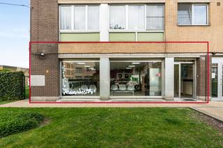 <p>Te koop: Handelspand in Beveren met een interessante investeringsopportuniteit en gegarandeerd rendement. </p>

<p>Dit pand vormt een interessante investeringsopportuniteit met stabiel rendement. Er is momenteel een huurder aanwezig die wacht op een nieuwe eigenaar en graag op lange termijn wenst te blijven huren, wat zorgt voor een betrouwbare en directe huuropbrengst. Dankzij de centrale ligging in een sociale en woonvriendelijke omgeving geniet het pand van een goede zichtbaarheid en bereikbaarheid.</p>

<p>Belangrijkste ruimtes:<br />• Polyvalente ruimte (22,09 m²) – geschikt voor diverse commerciële toepassingen.<br />• Hal (15,32 m²) – ruime inkom met toegang tot de verschillende delen van het pand.<br />• Berging (3,94 m²) – technische ruimte.<br />• Berging (3,52 m²) – extra opslag.<br />• Commerciële ruimte (52,00 m²) – hoofdbestanddeel van het pand.<br />• Toilet (1,18 m²) – voorzien van handenwasser.</p>

<p>Troeven:<br />• Stabiel en aantrekkelijk rendement dankzij de huidige huurder die op lange termijn wenst te blijven.<br />• Interessante investeringsopportuniteit met directe huuropbrengst vanaf aankoop.<br />• Interessant voor investeerders die op zoek zijn naar een passieve vastgoedbelegging met beperkte opvolging.<br />• Verhuurd commercieel pand met bewezen verhuurbaarheid en continuïteit in de huidige uitbating.</p>

<p>Neem vandaag nog contact op met je ERA-makelaar voor een bezoek.</p>

<p>JOUW DROOMHANDELSPAND. ZO GEVONDEN!</p>