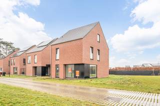 Matexi bouwt aan de gloednieuwe woonbuurt 'Scharent' met 14 open nieuwbouwwoningen langsheen een buurttuin. Elke woning beschikt over 3 slaapkamers en een eigen tuin. Zo heb jij alle (groene) ruimte om te genieten van het leven. <br /><br /><strong>Lot 04 </strong>is een ruime, vrijstaande woning in een rode gevelsteen. De woning is incl. carport.<br /><br />De ruime woningen beschikken over voldoende opbergruimtes om gerief in kwijt te geraken. Daarnaast wordt er ruimte voor een bureau voorzien. Ideaal voor wie af en toe eens telewerkt! Nood aan een extra atelierruimte, slaapkamer of iets anders? In de optioneel inrichtbare zolder worden je dromen werkelijkheid. Interesse? Neem snel contact op voor alle gedetailleerde info.