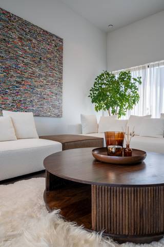 Deze prachtige penthouse is gelegen op toplocatie in residentie 8700, een nieuwbouwproject opgeleverd in 2021.<br />Het appartement heeft een bewoonbare oppervlakte van 164 m2 en ruim 85 m2 terras met prachtige vergezichten.<br /><br />Via de lift kom je rechtstreeks in de inkomhal van het appartement. Verder omvat deze een gastentoilet, leefkeuken met eiland, eetplaats en woonkamer. Via de nachthal bereik je de master slaapkamer die beschikt over een badkamer en suite en een dressing, Slaapkamer 2 en 3, apart toilet en tweede badkamer met wastafel en inloopdouche. Unieke terrassen met prachtige vergezichten. <br /><br />Troeven: <br />Ruimte en lichtinval door hoge plafonds <br />Panoramisch zicht en prachtige terrassen<br />Hoogwaardige afwerking met maatwerk, instapklaar<br />Openhaard op gas<br />Aankoop onder registratiebelasting, geen BTW (!)<br />EPC A <br />Mogelijkheid tot aankoop van ondergrondse parkeerplaatsen en bergingen<br />Mogelijkheid tot bemeubelde aankoop<br />Beschikbaar bij akte<br /> <br />Kortom: uniek appartement! Benieuwd?<br />Bezoek op afspraak via het nummer 0492 10 55 16 of via simon@karolienlafaut.be.