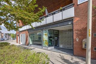 <p>Ruime multifunctionele werkruimte op een uitstekende locatie in Antwerpen<br /><br />Aan de Argentiniëlaan 49 in Antwerpen bevindt zich een veelzijdig pand van circa 492 m², gehuisvest in een karaktervol gebouw uit 1957. De architectuur en uitstraling van het pand herinneren aan de periode van de Wereldtentoonstelling en geven de locatie een eigen identiteit.<br /><br />De beschikbare ruimte is ingericht met een mix van ruime werkzones en afzonderlijke lokalen. Hierdoor kan de indeling zowel worden afgestemd op een open en dynamische werkomgeving als op bedrijven die nood hebben aan meer privacy of verschillende functionele ruimtes.<br /><br />Ook op vlak van bereikbaarheid scoort de locatie sterk. Via de nabijgelegen Noorderlaan zijn zowel de Antwerpse Ring als de belangrijkste verkeersassen en autosnelwegen vlot bereikbaar. Dat maakt de kantoorruimte praktisch voor zowel werknemers als klanten, partners en leveranciers.<br /><br />Een unieke combinatie van oppervlakte, karakter en creatieve mogelijkheden, op een strategisch gelegen locatie in Antwerpen.<br /><br />Contacteer Arno via arno@reds.be of +32 498 66 21 41 voor een bezoek of meer info</p>