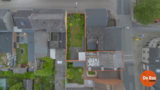 OUDEGEM - TE RENOVEREN WONING MET 3 SLAAPKAMERS, TUIN EN BOUWGRONDPOTENTIEEL<br /><br />Deze woning is centraal gelegen in Oudegem, op wandelafstand van winkels, scholen, openbaar vervoer en het station. Dankzij de vlotte verbinding met Dendermonde en de nabijheid van belangrijke invalswegen geniet u hier van een uitstekende bereikbaarheid.<br /><br />Naar indeling toe beschikt de woning op het gelijkvloers over een inkomhal, een lichtrijke leefruimte, een basiskeuken met eetplaats en een toilet. Op de eerste verdieping bevinden zich een nachthal, een badkamer en 3 slaapkamers. De zolderverdieping is momenteel ingericht als kamer, maar beschikt nog niet over een vaste trap. Verder heeft de woning een betonnen structuur en een droge kelder.<br /><br />De verwarming gebeurt via twee gaskachels. Achteraan bevindt zich een aangename tuin met veel privacy. Een bijzondere troef van deze eigendom is dat het achterste gedeelte van het perceel potentieel biedt als bouwgrond, wat interessante mogelijkheden creëert (onder voorbehoud van stedenbouwkundige goedkeuring).<br /><br />Daarnaast beschikt de woning over een praktische doorgang langs de linkerzijde van de woning, ideaal voor fietsen, tuinmateriaal en vuilnisbakken, zonder dat u hiervoor door de woning hoeft te gaan.<br />De vermelde prijs is een richtprijs. Na ontvangst van de biedingen zal de verkoper beslissen of hij/zij de eigendom verkoopt aan het beste bod. De richtprijs is aldus niet bindend voor de verkoper. Voor meer info kunt u ons contacteren of het reglement raadplegen op onze website.