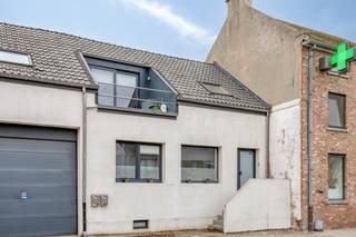 In het hart van Bost, op een boogscheut van Tienen, bevindt zich dit volledig gerenoveerde appartement dat uitblinkt in comfort, ruimte en hedendaagse afwerking. Enkele jaren geleden werd het pand van A tot Z vernieuwd, met oog voor kwaliteit en detail, waardoor het vandaag instapklaar is voor wie houdt van modern wonen zonder renovatiezorgen. Dankzij de vlotte verbinding met de oprit van de E40 richting Leuven en Brussel is ook de ligging een absolute troef.<br /><br />De lichtrijke leefruimte vormt het kloppende hart van het appartement en sluit naadloos aan op een stijlvolle, volledig uitgeruste keuken. Met drie volwaardige slaapkamers en een aparte dressing biedt deze woning alle ruimte voor een gezin, thuiswerk of logees. De badkamer is fris, modern ingericht en voorzien van alle hedendaagse comfort.<br /><br />Twee aangename terrassen – één aan de voorzijde en één aan de achterzijde – maken het geheel compleet en bieden zowel ochtend- als avondzon, ideaal om in alle rust te genieten van het buitenleven. Dankzij de doordachte indeling, de hoogwaardige renovatie en de strategische ligging nabij winkels, scholen, openbaar vervoer en de E40 is dit appartement een unieke kans voor wie op zoek is naar zorgeloos en kwalitatief wonen.<br /><br />Interesse? Neem contact op met Ben via 0468 58 04 09 of ben@sophimo.be!