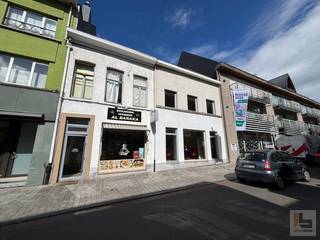 Opbrengsteigendom met verhuurd handelspand te koop in hartje Ronse<br /><br />Wijnstraat 77-79, Ronse<br />Ontdek dit strategisch gelegen gebouwencomplex met tal van mogelijkheden, ideaal voor investeerders of projectontwikkelaars!<br /><br />Het gelijkvloers omvat een handels- of kantoorruimte van ca. 100 m², gelegen in de drukbezochte Wijnstraat – één van de belangrijkste commerciële straten van Ronse. Dankzij de ligging nabij andere winkels, horecazaken en diensten, geniet dit pand van veel zichtbaarheid en een constante passage van potentiële klanten.<br />👉 Reeds verhuurd aan betrouwbare huurders – directe opbrengst verzekerd! 3,5% rendement, huurprijs werd door de huidige eigenaars nog niet geindexeerd.<br /><br />Op de bovenverdiepingen bevinden zich diverse woonruimtes met renovatiepotentieel. Deze verdiepingen bieden een uitstekende opportuniteit om het pand verder te ontwikkelen en te valoriseren.<br /><br />Er werden reeds twee haalbaarheidsstudies uitgevoerd, die volgende toekomstscenario’s tonen:<br />- Volledige renovatie: mogelijkheid tot 2 appartementen + 2 winkelruimtes<br />- Volledige nieuwbouw: mogelijkheid tot 3 appartementen + 1 winkelruimte + gemeenschappelijke ruimte<br /><br />TROEVEN:<br />- Centrale ligging in het commercieel hart van Ronse<br />- Reeds verhuurd handelspand (met inkomsten)<br />- Veelzijdige herontwikkelingsmogelijkheden<br />- Interessant investeringspand voor opbrengst of herbestemming<br />- Conforme elektrische keuring handelspand <br /><br />Contacteer Lore via 0470 46 53 10 of lore@immoboss.be voor meer informatie of een bezoek ter plaatse.