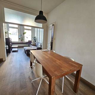 <p><span>Klassieke herenwoning op toplocatie in Zurenborg</span></p><p><span>Bent u op zoek naar een ruime en karaktervolle woning op een gegeerde locatie? Dan is deze klassieke herenwoning, gelegen op wandelafstand van de Dageraadplaats in Zurenborg, zeker een bezoek waard.</span></p><p><span>De woning heeft een bewoonbare oppervlakte van maar liefst 189 m² en is geschikt als eengezinswoning of voor cohousing.</span></p><p><span>Op het gelijkvloers beschikt de woning over een ruime inkomhal, een salon/living, een praktische berging/wasplaats, een badkamer en een aangename buitenruimte.</span></p><p><span>Op de tussenverdieping bevindt zich een volledig uitgeruste keuken.</span></p><p><span>De eerste verdieping is momenteel ingericht als salon/bureau met een slaaphoek.</span></p><p><span>Op de tweede verdieping bevinden zich nog twee ruime slaapkamers.</span></p><p><span>De woning combineert karaktervolle elementen met hedendaags comfort. Zo zijn de vensters voorzien van hoogrendementsbeglazing.</span></p><h3><span>Ligging</span></h3><p><span>De woning bevindt zich op een toplocatie in Zurenborg, op wandelafstand van de gezellige Dageraadplaats. Dankzij de centrale ligging zijn winkels, horeca, openbaar vervoer en belangrijke invalswegen vlot bereikbaar. Ook het centrum van Antwerpen is gemakkelijk bereikbaar.</span></p><h3><span>Troeven</span></h3><ul><li><span>Klassieke en karaktervolle herenwoning</span></li><li><span>Toplocatie in Zurenborg</span></li><li><span>Op wandelafstand van de Dageraadplaats</span></li><li><span>Bewoonbare oppervlakte van 189 m²</span></li><li><span>Geschikt als eengezinswoning of voor cohousing</span></li><li><span>2 ruime slaapkamers</span></li><li><span>Volledig uitgeruste keuken</span></li><li><span>Badkamer</span></li><li><span>Berging/wasplaats</span></li><li><span>Aangename buitenruimte</span></li><li><span>Salon/living</span></li><li><span>Salon/bureau met slaaphoek</span></li><li><span>Hoogrendementsbeglazing</span></li></ul><p><span>S</span></p><p><span>Interesse? Contacteer Vastgoed 4YOU voor meer informatie of een bezoek ter plaatse.</span></p>