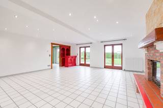 *** TE KOOP *** Rebecq - Bierghes - Charmante villa in boerderijstijl met 4 slaapkamers, een tuin en een ruime garage, ideaal gelegen in een rustige omgeving, met een totale oppervlakte van ongeveer 364 m². Op de begane grond is de indeling als volgt: een inkomhal, een volledig ingerichte open keuken (koelkast met vriesvak, oven, magnetron, afzuigkap, vaatwasser, keramische kookplaat en granieten werkblad) van ± 22 m², een ruime woonkamer van ± 47 m² met open haard (Brisach), een master suite van ± 22 m² met een eigen badkamer (hoekbad met hydromassage, inloopdouche, wastafelmeubel &amp; toilet), een wasruimte van ± 18 m²  en een apart toilet. Op de verdieping: via een eerste overloop, een slaapkamer van ± 26 m² met eigen badkamer. Via een tweede nachthal, twee slaapkamers van ± 15 en 14 m², elk met een eigen badkamer, een ruime multifunctionele ruimte van ± 47 m² en een apart toilet.<br /><br />Comfort: EPC “C” (197 kWh/m²/jaar). Grote garage van ± 100 m² met een gemotoriseerde sectionaaldeur, evenals 6 parkeerplaatsen buiten. Achterterrein met een mooie omheinde tuin, ideaal gelegen op het zuidoosten. Terras van ± 38 m², aangevuld met een tuinhuisje, een serre en een gezellige vijver. Houten kozijnen met dubbele beglazing. Verwarming met omkeerbare warmtepomp + stookolie. Installatie van 24 zonnepanelen. Elektrische poort met videofoon. Aanwezigheid van een zuiveringsinstallatie van 10.000 L.<br /><br />Prijs: V.O. vanaf 675.000 euro (onder voorbehoud van goedkeuring door de eigenaar)<br /><br />Contact: tubize@weinvest.be of tel. 02.355.42.20 of Julie op 0472.53.66.84