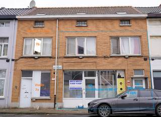 Ruimte ? Ruimte !Om zelf te wonen en te werken en om tzt een deel te verhuren.Deze 10 m brede gevel herbergt links een 45 m² studio op 7a en op 7b...