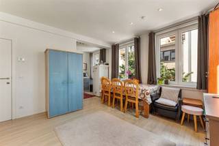 <p><span>Leven in het kloppende hart van Antwerpen — Sint-Michielsstraat, Sint-Andries</span></p><p><span> </span></p><p><span>Er zijn wijken waar je gewoon graag bent. Sint-Andries is er zo één.</span></p><p><span>Aan de ene kant wandel je naar de Grote Markt, aan de andere kant staat 't Zuid te lonken. En daartussen: de Kloosterstraat met haar antiekwinkels, modeboetieks en gezellige terrassen. </span></p><p><span> </span></p><p><span>Delhaize en Okay liggen om de hoek, de Scheldekaaien zijn je achtertuin en de Ring is snel bereikt wanneer je de stad even achter je wil laten.</span></p><p><span>Dit is het soort adres waar mensen jarenlang naar op zoek zijn.</span></p><p><span> </span></p><p><span>Troeven in een oogopslag:</span></p><ul><li><span>Toplocatie in het hart van Sint-Andries, tussen de Grote Markt en 't Zuid</span></li><li><span>Hoekappartement op de tweede verdieping</span></li><li><span>Twee ruime slaapkamers</span></li><li><span>Kleinschalig en verzorgd gebouw, volledig vernieuwd</span></li><li><span>Ideaal om zelf te bewonen of als investering</span></li></ul><p><span> </span></p><p><span>Indeling</span></p><p><span>Via de ruime inkomhal betreed je de lichtrijke leefruimte. Dankzij de vele ramen van dit hoekappartement stroomt het daglicht royaal naar binnen, een aangenaam, open gevoel dat meteen opvalt. De praktisch ingerichte keuken sluit hier naadloos op aan.</span></p><p><span> </span></p><p><span>Twee slaapkamers bieden voldoende ruimte voor een bureau, kinderkamer of logeerkamer. De verzorgde badkamer met douche completeert het geheel.</span></p><p><span> </span></p><p><span>Voor ontspanning en buitenlucht zijn de vernieuwde Scheldekaaien nooit ver weg, een eigen terras zal je hier dan ook niet snel missen.</span></p><p><span> </span></p><p><span>Het gebouw werd vijftien jaar geleden vernieuwd. Instapklaar, zonder zorgen, met oog voor detail.</span></p><p><span> </span></p><p><span>Of je nu zelf wil wonen op een van de beste adressen van de stad, of op zoek bent naar een slimme investering </span><span>—</span><span> dit appartement overtuigt op alle fronten.</span></p><p><span> </span></p><p><span>Plan je bezoek via <span>www.sinjoor.be</span></span><span> of bel ons op 03 283 05 00.</span></p><p><span> </span></p><p><span> </span></p>