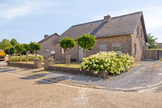 Deze ruime gezinswoning met tuin biedt de mogelijkheid om volledig gelijkvloers te wonen. De luchtige leefruimte met zonnige tuinkamer en gloednieuwe keuken zijn echt een meerwaarde. <br />De gunstige EPC score (B-label) en de goedgekeurde elektra zijn nog een extra troef. <br /><br />=> Ligging<br />Dit huis ligt in een doodlopende straat in Kessenich, een charmant Maasdorp in de gemeente Kinrooi op een boogscheut van de Nederlandse grens vlakbij het witte stadje “Thorn”. De kindvriendelijke buurt in de gezellige dorpskern zijn ideaal voor wie houdt van rust en groen. <br /><br />=> Gelijkvloers<br />- Inkomhal met handige ruimte voor vestiaire en gastentoilet<br />- Zonnige leefruimte met ingebouwde palletkachel<br />- Luchtige tuinkamer met zicht op de tuin<br />- Nieuwe keuken voorzien van alle denkbaar comfort en veel kastruimte<br />- Zicht op de tuinkamer via een binnenraam vanuit de keuken<br />- Praktische wasplaats/berging/bijkeuken, ook toegankelijk via de achterdeur <br />- Ruime slaapkamer op het gelijkvloers met aansluitend de badkamer<br />- Moderne badkamer met tegelvloer voorzien van ruime inloopdouche en dubbele lavabo op badkamermeubel<br /><br />=> Verdieping<br />- Overloop/vide met toegang naar de verschillende slaapkamers<br />- Tweede badkamer uitgerust met een ligbad, toilet en enkele lavabo<br />- Deze verdieping telt vier slaapkamers waarvan één momenteel gebruikt wordt als hobbykamer<br /><br />=> Kelder<br />- De woning is volledig onderkelderd en biedt verschillende praktische ruimtes die ideaal zijn als berging, opslag of hobbyruimte<br /><br />=> Tuin<br />- Gezellig overdekt en betegeld terras<br />- Tuin is volledig omheind waardoor kind -en huisdiervriendelijk<br />- Er is tevens een tuinhuis aanwezig, ideaal voor extra opslagruimte <br /><br />=> Indeling<br />- Gelijkvloers: inkomhal met vestiaireruimte, gastentoilet, woonkamer, tuinkamer, keuken, wasplaats/berging/achterinkom, slaapkamer/bureel of speelkamer, badkamer, overdekt terras<br />- Verdieping: overloop, tweede badkamer, vier slaapkamers <br />- Kelder: diverse opbergruimtes
