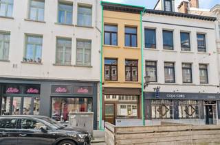 <p>Ontdek deze prachtig gerenoveerde woning aan de Vlasmarkt, op de hoek van de Hoogstraat, met een uniek uitzicht op de Onze-Lieve-Vrouwekathedraal. Dit karaktervolle pand combineert wooncomfort met diverse professionele mogelijkheden.</p><p>Het gelijkvloers is ideaal als kantoor, bureau of polyvalente ruimte. De kelder beschikt over een toilet, urinoir en handenwasser.</p><p>Op de eerste verdieping bevinden zich een ruime leefruimte en een moderne, volledig uitgeruste keuken met vaatwasser, combi-oven en inductiekookplaat. De tweede verdieping omvat de hoofdslaapkamer en een stijlvolle badkamer met dubbele wastafel, douche en toilet. De derde verdieping kan ingericht worden als tweede slaapkamer, tv-kamer of hobbyruimte met mezzanine.</p><p>De elegante trap verbindt alle verdiepingen en geeft het geheel een unieke uitstraling. Vanuit bijna elke verdieping geniet u van een prachtig zicht op de kathedraal.</p><p>De woning kan bovendien gemeubeld worden gehuurd, wat zorgt voor extra comfort en een instapklare oplossing.</p><p>Een unieke kans op een toplocatie in het historische centrum van Antwerpen.</p>