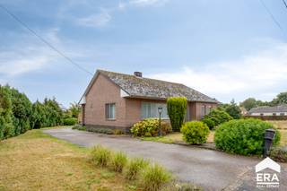 Deze goed onderhouden gelijkvloerse woning is gelegen op een perceel van 13a 12ca en beschikt over 4 slaapkamers. Een groot pluspunt is dat de...