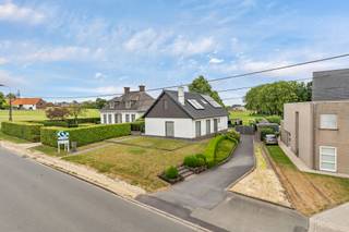 <p>In de Hogenhovestraat te Aarsele bevindt zich deze ruime gezinswoning op een perceel van 841 m², gelegen in een landelijke omgeving met prachtig zicht op de achterliggende weilanden. </p><p>Dankzij de nabijheid van het station van Aarsele en de vlotte verbinding naar Tielt en Deinze combineert deze woning rust met een uitstekende bereikbaarheid.</p><p> </p><p>Met een bewoonbare oppervlakte van ca. 160 m² biedt deze instapklare woning alle ruimte voor het gezin. </p><p>Bovendien werden reeds belangrijke energetische investeringen uitgevoerd, waaronder vernieuwde ramen en deuren, een vernieuwd dak, zonnepanelen en een zonneboiler.</p><p> </p><p>De indeling omvat op het gelijkvloers een inkomhal met gastentoilet, een lichtrijke woonkamer met recente gashaard, een volledig uitgeruste keuken, een badkamer met ligbad en lavabomeubel en twee slaapkamers met uitzicht op de tuin. </p><p>Op de verdieping bevinden zich nog twee extra slaapkamers, een ruime nachthal en twee praktische zolderbergingen.</p><p> </p><p>De woning is volledig onderkelderd en beschikt over een dubbele garage, bereikbaar via een binnentrap en de oprijlaan achteraan. Deze ruimte biedt tal van mogelijkheden voor stockage, hobby’s of een werkplaats.</p><p> </p><p>De tuin sluit naadloos aan op het landelijke decor. </p><p>Achteraan bevindt zich een recent bijgebouw met grote, volledig te openen glaspartijen, ideaal om in alle rust van het uitzicht te genieten.</p><p> </p><p>Extra troeven zijn de regenwaterput van 10.000 liter en de sterke energetische basis. Een ideale woning voor wie op zoek is naar ruimte, rust en potentieel om verder naar eigen smaak te moderniseren.</p>