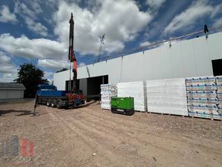 Nieuwbouw KMO-unit te koop met een oppervlakte van 208 m² en 2 privatieve parkeerplaatsen.<br />De lood maakt deel uit van “LUNA”, een gloednieuw KMO-project bestaande uit 13 diverse multifunctionele units vanaf 204 m² tot 213 m² (samenvoegbaar tot grotere oppervlaktes). Deze ontwikkeling ligt nabij de E403/A17-snelweg, die Kortrijk met Brugge verbindt  – een absolute toplocatie voor ondernemers die belang hechten aan bereikbaarheid in een bedrijvige regio.<br /><br />De casco magazijnruimtes (brandklasse C) zijn opgebouwd uit een duurzame staalstructuur met geïsoleerde beton- en/of sandwichpanelen met afwerkingspaneel. Ze beschikken over een vrije hoogte van 6 meter, wat zorgt voor een optimaal gebruik van de ruimte. Elke unit is standaard uitgerust met een automatische sectionale poort (4 m B x 4,5 m H), een lichtstraat met geïntegreerde RWA-koepel en een slijtvaste polybetonvloer (1T/m²).<br />Aanwezigheid van gedeelde regenwaterputten, fietsenstallingen, een hoogspanningscabine en duidelijke signalisatie. De loodsen zijn ideaal voor uiteenlopende doeleinden zoals atelier, opslag en distributie.<br />Per unit zijn minstens twee privatieve parkeerplaatsen voorzien.<br />Voorziene oplevering Q4-2026.<br />Grijp nu je kans en investeer in een toekomstgerichte werkomgeving op een toplocatie!<br /><br />Contacteer PANORAMA B2B voor bijkomende (technische) inlichtingen, plannen of een vrijblijvend plaatsbezoek 056 222 562.