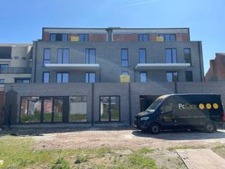 <p><span>Residentie ROYAL ASTRID, gelegen op het groene dorpsplein van Grobbendonk.<br />Mooi complex met hedendaagse architectuur. Het volledige gebouw bestaat uit 2 handelseigendommen op het gelijkvloers, 9 appartementen, kelderbergingen, gemeenschappelijke fietsenberging, garageboxen en autostaanplaatsen.<br /><br />Dit h</span>andelsgelijkvloers (=0.2 in het midden van het gebouw) heeft een bruto opp. van 115,5m² (netto 99,26 m²) en een private buitenruimte van 40m² aan de achterzijde. Binnenindeling kan volledig ingericht worden naar wens van de koper aangezien het een open en ruimte betreft. Vooraan voorzien van etalage met inkomdeur.<br /><br /><br />BIJZONDERHEDEN<br /><span>Deze ruimte wordt casco aangeboden. D.w.z. dat er enkel chape gelegd wordt. Alle andere afwerking moet voorzien worden door de koper.<br />De koper betaalt bij aankoop: 259.000 euro + 22.481 euro BTW + 12.000 euro registratierechten + 2.078 euro opstalrechten + aanleg nutsvoorzieningen + aandeel in de opmaak van de basisakte + notariskosten.<br /></span><span>Mogelijkheid tot aankoop van een garagebox (staanplaatsen zijn reeds allen verkocht).<br />Kostprijs garagebox: 27.500 euro + 4.095 euro BTW + 780 euro registratierechten + 60 euro opstalrechten + aandeel in de opmaak van de basisakte + notariskosten.<br />Gebouw met lift.<br />Oplevering voorzien voor ca augustus 2025.<br /><br /><br /></span><span>POSITIEVE ASPECTEN<br />TOP locatie op het dorpsplein van Grobbendonk<br />Zuid gelegen<br />Mooie architectuur</span></p>
<p><span> </span></p>