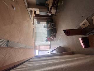 <strong>Te renoveren handelspand met ruime woonst en 2 garages<br /><br />Indeling</strong><br />gelijkvloers: praktijkruimte, living, badkamer bereikbaar via de keuken, toilet, koer, berging, tuinhuis, tuin, 2 garages <br />eerste verdiep: 4 slaapkamers<br />zonder met vaste trap en mogelijkheid 2 extra kamers bij te maken<br /><br /><strong>Troeven:</strong>
<ul><li>droge ruime kelder</li><li>4 slaapkamers(6 mogelijk)</li><li>commerciële ligging in het centrum</li><li>uitweg achteraan met dubbele garage</li></ul>
<br />bij deze woning geldt de renovatieplicht