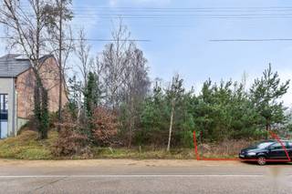 Deze bouwgrond voor een halfopen bebouwing bevindt zich aan de Oostereindestraat in Lummen, op een strategische locatie met vlotte verbindingen naar de autosnelwegen E313 en E314, en op korte afstand van het centrum van Lummen. De centrale ligging maakt dit perceel bijzonder aantrekkelijk voor wie comfortabel en bereikbaar wil wonen.<br /><br />De rechthoekige bouwkavel heeft een oppervlakte van 5a 58ca en leent zich perfect voor een halfopen bebouwing.<br />Met een straatbreedte van circa 11 meter biedt het perceel voldoende ruimte voor een functioneel ontwerp.<br />Een bijkomend voordeel is dat het perceel ook langs de achterzijde toegankelijk is via een servitudeweg, wat extra mogelijkheden biedt voor toegang of bijvoorbeeld tuinonderhoud.<br />De tuin is georiënteerd naar het noordwesten, wat zorgt voor aangename avondzon.<br /><br />Voor meer informatie over verkavelings- en bouwvoorschriften kunt u contact opnemen via luc@vestio.com of telefonisch op 0473 79 29 30.