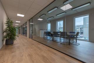 Immo Pické biedt U deze uiterst gunstig gelegen kantoorruimte (eerste verdieping) aan gelegen op één van de belangrijkste commerciële assen...