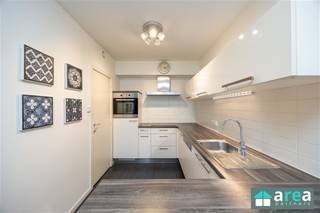 <p><span>Dit instapklare nieuwbouwappartement bevindt zich op een uitstekende locatie aan de Robert Schumanlaan 27 te Hoboken. Gelegen in een rustige residentiële omgeving met aangename en rustige buren, combineert dit appartement modern wooncomfort met een vlotte bereikbaarheid.</span></p><p><span>Met een bewoonbare oppervlakte van ca. 90 m² biedt dit appartement alle ruimte om comfortabel te wonen. Dankzij de energiezuinige afwerking geniet u bovendien van een uitstekende EPC-score A.</span></p><p><span>De vermelde prijs is exclusief een ondergrondse berging en twee autostaanplaatsen. Deze zijn optioneel mee aan te kopen, waardoor de totale prijs uitkomt op €309.000.</span></p><p><span>Grootste troeven:</span><span><br />· Nieuwbouwappartement<br />· Instapklaar<br />· 2 volwaardige slaapkamers<br />· Ruim terras<br />· Energiezuinig (EPC A)<br />· Moderne afwerking<br />· Rustige woonomgeving<br />· Ideaal voor eigen bewoning of investering</span></p><p><span>Indeling:</span><span><br />Via de inkomhal bereikt u de ruime en lichtrijke leefruimte met open, volledig uitgeruste keuken. Grote raampartijen zorgen voor een aangename lichtinval en geven toegang tot het ruime terras, waar u in alle rust kunt genieten van het buitenleven.</span></p><p><span>Verder beschikt het appartement over twee comfortabele slaapkamers, een moderne badkamer en een afzonderlijk gastentoilet. Dankzij de doordachte indeling en kwalitatieve afwerking is dit appartement onmiddellijk klaar voor gebruik.</span></p><p><span>De meubels in dit appartement zijn optioneel mee aan te kopen. Bent u op zoek naar een energiezuinig, modern en zorgeloos appartement op een rustige locatie in Hoboken? Dan is dit pand absoluut een bezoek waard.</span></p><p><span>Voor meer informatie kan u terecht bij Area Partners.<br />INFO@area.be of 03/284.60.60.</span></p>