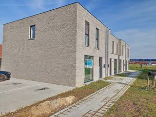 Deze woning wordt gebouwd in een nieuw woonproject in het centrum van Beveren-Leie, meer bepaald op de site Vanmarcke tussen de Sint-Jansstraat en de Grote en Kleine Heerweg. Rustig gelegen en voldoende groene ruimte aanwezig. Goede mobiliteit met winkels, scholen en ontspanningsmogelijkheden vlakbij. Lot 23 is een halfopen woning die volledig afgewerkt aangeboden wordt. Moderne stijl : 2 bouwlagen en een plat dak. Gelijkvloers : inkom, wc, ruime living, open keuken met eiland, berging. 1ste verdiep : 1 grote slaapkamers voor de ouders, 2 kinderkamers, aparte wc, badkamer ingericht met ruime inloopdouche en badkamermeubel met dubbele lavabo, technische ruimte. Grote tuin met goeie oriëntatie die tevens toegankelijk is via de achterkant. Parkeerplaats inbegrepen. Bespaar fors op je energiefactuur, dankzij het doorgedreven isolatiepakket, warmtepomp met vloerverwarming, ventilatiesysteem D en zonnepanelen.<br />Bovendien geniet je van een vrijstelling van onroerende voorheffing gedurende 5 jaar!<br />Bij Durabrik ben je zeker van een vaste prijs. Geen budgettaire verrassingen dus tijdens je bouwtraject. <br />Bezoek onze kijkwoning ter plaatse op afspraak !<br />Prijs excl. btw en kosten. Download de brochure via https://durabrik.immo/beveren-leie<br /><br />Heb je vragen? Contacteer dan je bouwadviseur via 09 280 60 60 of mail naar info@durabrik.be.<br /><br />*afbeeldingen en oppervlaktes zijn indicatief