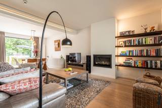 <strong>Hoogwaardig afgewerkte en doorgedreven gerenoveerde, eengezinswoning (open bebouwing) in rustige Ezaart, nabij natuurgebied Volmolen - Bel. De woning van bouwjaar 1950 is recent (nl. in 2020) tot in de puntjes en met oog voor detail gerenoveerd. De uiterst stijlvol gemoderniseerde woning biedt 2 slaapkamers met mogelijkheid tot 3 à 4 (bijv. mits afwerking van zolder), een volledig vernieuwde ruime badkamer, carportmogelijkheid aan huis, legio inbouwkastruimte (hal, slaapkamers, etc.) en een buitengewoon klassevolle en ruime open leefruimte - gedeeltelijk - op parket. De vakkundig afgewerkte woning, van ca. 170m² bewoonbare opp. (excl. kelder), ademt moderniteit, klasse, karakter en rust. De harmonie tussen de gebruikte materialen, de verfijnde inrichtingskeuzes en de lichtinval die ontstaat door de grote raampartijen, zorgen voor een fascinerende woonbeleving.<br /><br /></strong><strong>De woning is bovendien volledig instapklaar en zeer energiezuinig (label C); asbestvrij en conforme elektriciteit.<br /><br /></strong><strong>Zij is gelegen op enkele autominuten van o.a. steden Geel, Mol en met vlotte verbinding naar de E313 en N71.<br /><br /></strong><em>Gelijkvloerse verdieping - Inkomhal, leefkeuken &amp; open living<br /><br /></em>De inkomhal met ingebouwde vestiaire geeft toegang tot het gastentoilet, en tevens tot de leefkeuken, eetruimte en woonkamer. De leefkeuken is langwerpig van opzet en doordacht uitgewerkt. Zij is voorzien van ontbijthoek op hoogte, inbouwkastruimte (mogelijkheid voor inbouw-coffee corner), vaatwasmachine, ovengeheel, diepvries, ijskast en keukeneiland, etc.<br /><br />De aansluitende eetruimte, dienst doende als centrale schakel tussen woonkamer, tuin en keukenvertrekken, ontvangt enorm veel rechtstreeks daglicht via de brede en hoge schuifraampartij die uitgeeft op de patio (met terrasgeheel en buitenkeuken - informatie op aanvraag).
<div>
<div>
<div>
<div>
<div><br />De woonkamer op parket is ingedeeld in een zit- of tv- en bibliotheekgedeelte. Zij geniet van een rustgevende, stijlvolle atmosfeer. Er is een inbouwgashaard voorzien. De knusse zithoek, stijlvolle eetruimte en open keuken staan in directe verbinding met elkaar wat het bijzonder open leefgevoel bevordert.<br /><br /><em>Verdiepingen - Slaapkamers, badkamer &amp; zolderverdieping<br /><br /></em>Op de eerste verdieping zijn 2 slaapkamers gelegen, beide met inbouwkastruimte en -schuifruimte. De badkamer is evenzeer tijdloos en hoogwaardig afgewerkt en opgedeeld in een stijlvolle wastafel, een inloopdouche en een tweede toiletgedeelte.<br /><br />De zolderverdieping, bereikbaar via luik met vlizotrap, is ruwbouw afgewerkt en polyvalent inzetbaar als extra slaapkamer, thuiskantoor of hobbyruimte.<br /><br /><em>Buitengebeuren - Tuin &amp; duurzaamheid<br /><br /></em>Het perceel is groen en privaat gelegen. De patiotuin is aangelegd met afsluiting en hoog groen voor privacy. Er is verder een terras aanwezig met buitenkeuken voorziening (niet inbegrepen). De woning beschikt over een oprit aan de linkerzijde van de woning waar indien gewenst ruimte is voor een carport. Een groendak voorzien op de uitbouw behoort tot de mogelijkheden.<br /><br /><span>Bijzonderheden</span>:<br />- Integrale renovatie 2020 <b>~</b><span> </span>hoogwaardig, tijdloos, energiezuinig (label C)<br />- Rustige ligging nabij Belse bossen, Volmolenbuurt in gehucht Ezaart<br />- Vlotte ontsluiting via E313 en N71<span> </span><b>~</b><span> </span>ideaal voor woon-werkverkeer<br />- Verwarming op aardgas en radiatoren (recente ketel: BJ 2020)<br />- Uniek, groen perceel met verfijnd-esthetische woning</div>
</div>
</div>
</div>
</div>