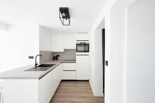 Modern en instapklaar appartement op goede locatie, op slechts 100 meter van de Zeedijk en het Heldenplein in Heist.<br />Dit zuidgericht 2-slaapkamerappartement beschikt over een zonnig terrasje en is ideaal als tweede verblijf of voor vakantieverhuur.<br /><br />Indeling: inkomhal, moderne ingerichte keuken, lichtrijke leefruimte met toegang tot het zuidgerichte terras, apart toilet en twee slaapkamers, waarvan één met douche en lavabo.<br /><br />Interessante investeringsopportuniteit met bestaande vakantieverhuur en mooie opbrengsten. Meubilair inbegrepen in de prijs.<br /><br />Info of bezoek: Andries De Leyn 0472/53.66.09