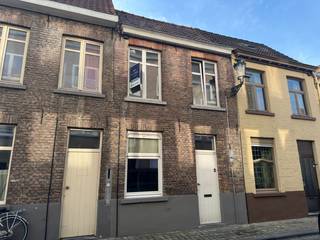 Op zoek naar een renovatieproject op een uitstekende locatie? Deze volledig te renoveren woning is gelegen in het centrum van Brugge, op wandelafstand van winkels, scholen, openbaar vervoer en het historisch stadscentrum.<br />Indeling: Inkomhal - Leefruimte - Keuken - Badkamer - Wasplaats - 3 slaapkamers - Zonnige stadskoer<br />Deze woning biedt een sterke basis en tal van mogelijkheden om ze volledig naar eigen smaak en noden in te richten. Dankzij de zeer centrale ligging is dit een ideale opportuniteit voor wie wil wonen in het hart van de stad of voor investeerders op zoek naar een interessant project.<br />Interesse in dit pand met veel potentieel? Neem gerust contact met ons op voor meer informatie of een bezoek.