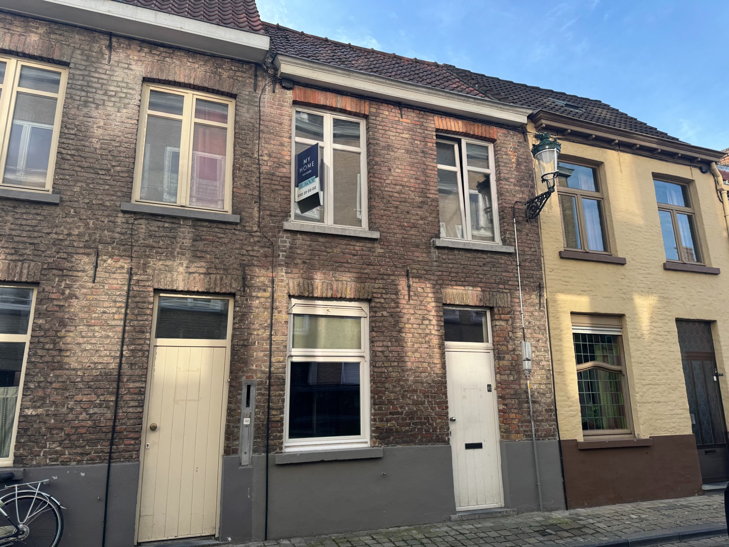 Te renoveren woning met zonnige stadskoer in hartje Brugge - foto 1
