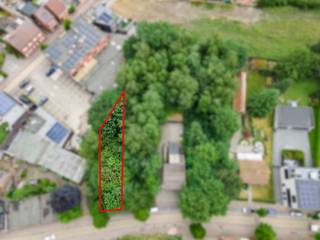 <p>Dit onderhoudsvriendelijk perceel van circa 341m² is perfect om er een mooie HOB op te bouwen.<br />Het perceel is gelegen in een groen karakter.<br />De perceeldiepte bedraagt ca 38 meter.<br /><br />Hier is het toegestaan om een gezinswoning te bouwen met volgende specificaties:<br /><br />Half open bebouwing:<br />Voorgevelbreedte : min 6 - max 7 m.<br />Bouwdiepte : 17 m.<br />Kroonlijsthoogte : 9 m.<br />Dakvorm: schuin dak 15° en max 35° <br />Volgens de algemeen geldende voorwaarden mag je ook een bijgebouw van optrekken op het perceel.<br /><br /><strong>Troeven:</strong><br />-- Rustige en kindvriendelijke omgeving!<br />- Centraal en groen gelegen<br /><br />- Alles wat je nodig hebt, bevindt zich op wandelafstand!<br />Supermarkten, gezellige restaurants, bakker, apotheek, winkels en scholen liggen allemaal binnen handbereik. <br />Alsook een zeer vlotte verbinding naar omliggende gemeenten en autostrade E34.</p>