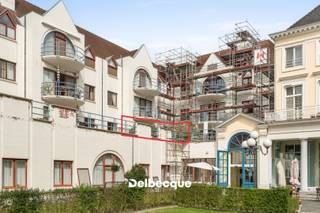 Deze assistentiewoning is gelegen in het centrum van Brugge in de gerenommeerde residentie "Ten Eeckhoute", gelegen op slechts enkele passen van de Markt, de Burg, de Dijver en tal van toeristische trekpleisters, op een perceel van meer dan 1ha groot met één van de grootste en mooiste privé-tuinen in de historische binnenstad. <br />Dit ruime en instapklare 2 slaapkamertype appartement is gelegen op de 1ste verdieping, en beschikt over een uniek zicht op de fantastische tuin, zowel vanuit de leefruimtes als vanop het leuke en zongerichte terras die maar liefst +/- 38 m² meet !<br />De assistentiewoning verkeert in een perfect onderhouden en instapklare toestand en beschikt over een inkomhal met WC, ruime en zeer lichtrijke leefruimte, keuken met inbouwtoestellen, 2 slaapkamers, een badkamer met douche en een terras. Het appartement is zeer praktisch ingedeeld met een ruime keuken. Het appartement beschikt over een ondergrondse kelderverdieping die vervat zit in de aankoopprijs. Bovendien is er een mogelijkheid om een ondergrondse garagebox aan te kopen aan € 50.000,-. Contacteer ons snel voor meer informatie over dit unieke aanbod via 050 45 03 45 of info@delbecque.immo.