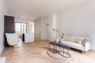 Droomt u ervan te wonen op een absolute toplocatie in Antwerpen? Ontdek dit stijlvolle gelijkvloerse appartement in de Begijnenstraat, ideaal gelegen tussen het bruisende Zuid, het gezellige Mechelseplein en de levendige Theaterbuurt. Hier geniet u van een centrale ligging met tal van restaurants, winkels, culturele hotspots en openbaar vervoer op wandelafstand.<br /><br />Dit instapklare appartement met buitenruimte maakt deel uit van een kleinschalig gebouw dat dit jaar volledig werd gerenoveerd met bijzondere aandacht voor hedendaags wooncomfort, kwalitatieve afwerking en energiezuinigheid. Dankzij de aanwezige zonnepanelen en het geïntegreerde domoticasysteem geniet u bovendien van extra wooncomfort en een duurzame woonervaring.<br /><br />Bij het betreden van het appartement komt u terecht in de lichtrijke leefruimte, waar de elegante visgraatparket meteen in het oog springt. De moderne open keuken sluit naadloos aan op de woonkamer en is uitgerust met een ruim kookeiland met zitgedeelte, kwalitatieve inbouwtoestellen en praktische ingemaakte kasten. Via de leefruimte heeft u bovendien rechtstreeks toegang tot het aangename terras met een gezellig stadstuintje, de ideale plek om in alle rust van het buitenleven te genieten.<br /><br />Verder beschikt het appartement over een ruime slaapkamer en een stijlvolle badkamer, uitgerust met een inloopdouche, een wastafel met opbergmeubel en een toilet.<br /><br />Tot slot is er een praktische kelderberging inbegrepen, ideaal voor extra opslagruimte.<br /><br />Een unieke kans voor wie op zoek is naar een instapklaar appartement waar comfort, kwaliteit en een topligging perfect samenkomen.<br />Interesse? Contacteer LISTED voor een bezoek: +32 3 283 51 51.<br />