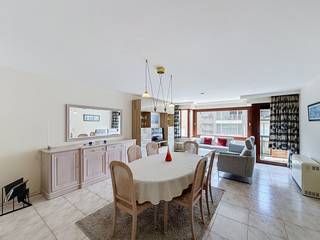 Cet appartement soigné et prêt à emménager et situé dans la rue commerçante de Nieuport-Bain, à quelques pas seulement de la plage, de la digue et des transports en commun.<br />L'appartement dispose d'un hall d'entrée spacieux avec des placards de rangement encastrés et une toilette séparée. Le salon spacieux et lumineux, offre un espace suffisant pour un coin salon et une salle à manger, et donne directement sur la terrasse avec vue sur la rue commerçante. À côté se trouve la cuisine ouverte et un débarras pratique.L'appartement dispose également d'une chambre spacieuse donnant directement sur la terrasse et d'une salle de bains attenante, équipée d’une baignoire et double vasque.<br />Possibilité d’acquérir un box garage dans le complexe De Lijn situé à proximité, au niveau -2.<br />Grâce à sa situation centrale et à son agencement pratique, cet appartement est idéal comme résidence principale, résidence secondaire ou investissement intéressant à la mer.