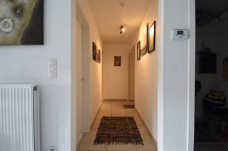 INDIEN U EEN BEZOEK WENST IN TE PLANNEN GELIEVE EEN BEZOEK AAN TE VRAGEN VIA WWW.HILLEWAERE.BE VIA DE RODE KNOP<br /><br />Dit leuke appartement van 82m² is gelegen op de tweede verdieping in het centrum van Oud-Turnhout.<br /><br />Indeling:<br />Een mooie open leefruimte met toegang naar het terras, open keuken (ingericht met koelkast met vriesvak, keramische kookplaat, dampkap, vaatwasser en oven), praktische berging, apart toilet, badkamer en twee mooie slaapkamers. Het terras is zuid georiënteerd. <br /><br />Staanplaats 11 (te bereiken met autolift) en achtergelegen privatieve berging inbegrepen. Gemeenschappelijke fietsenstalling. <br /><br />- Onmiddellijk beschikbaar<br />- Gemeenschappelijke kosten: 75 €/maand<br />- Staanplaats inbegrepen<br />- Lift aanwezig